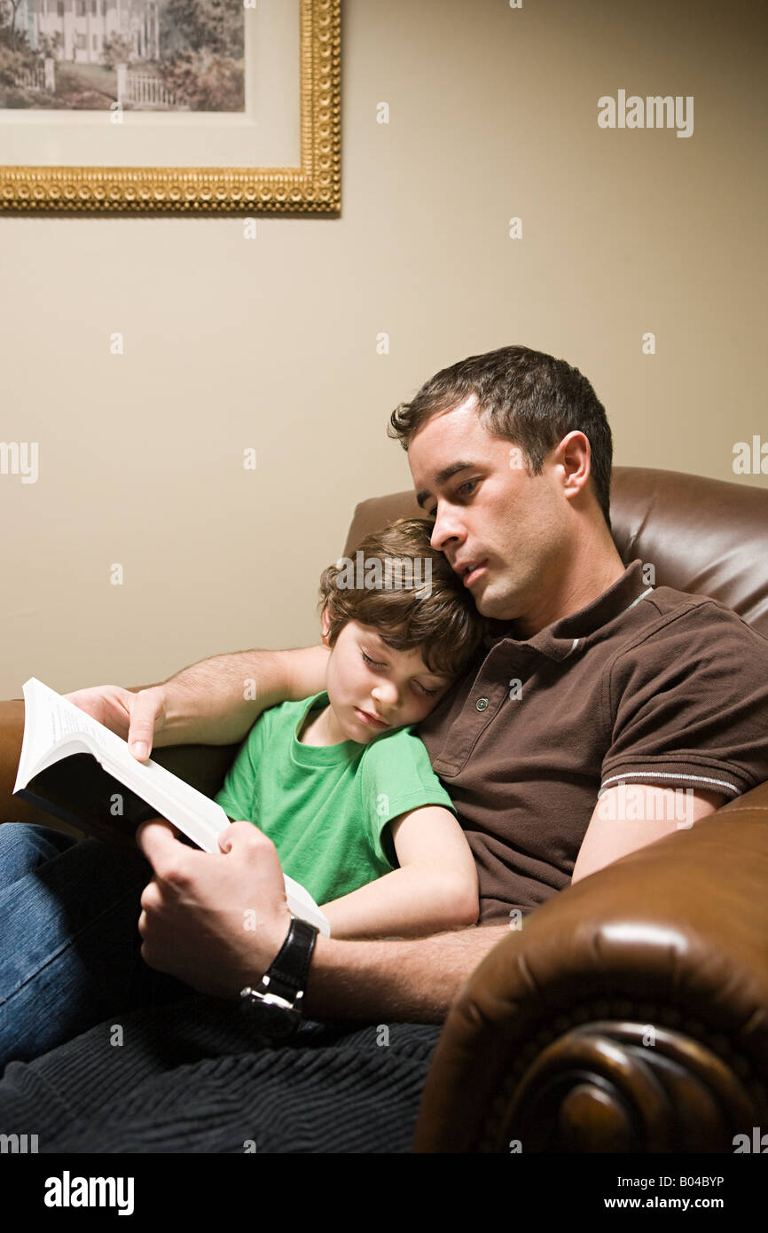 Un padre e figlio di lettura Foto Stock
