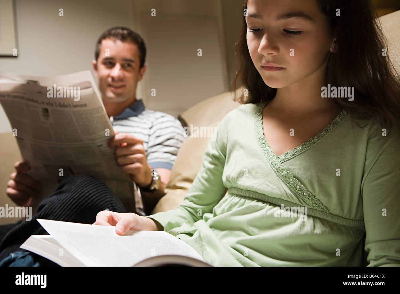Un padre e figlia la lettura nella lounge Foto Stock