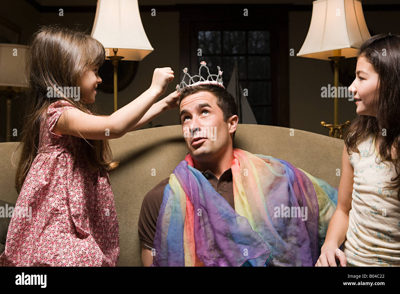 Un padre e le sue figlie giocando fancy dress Foto Stock