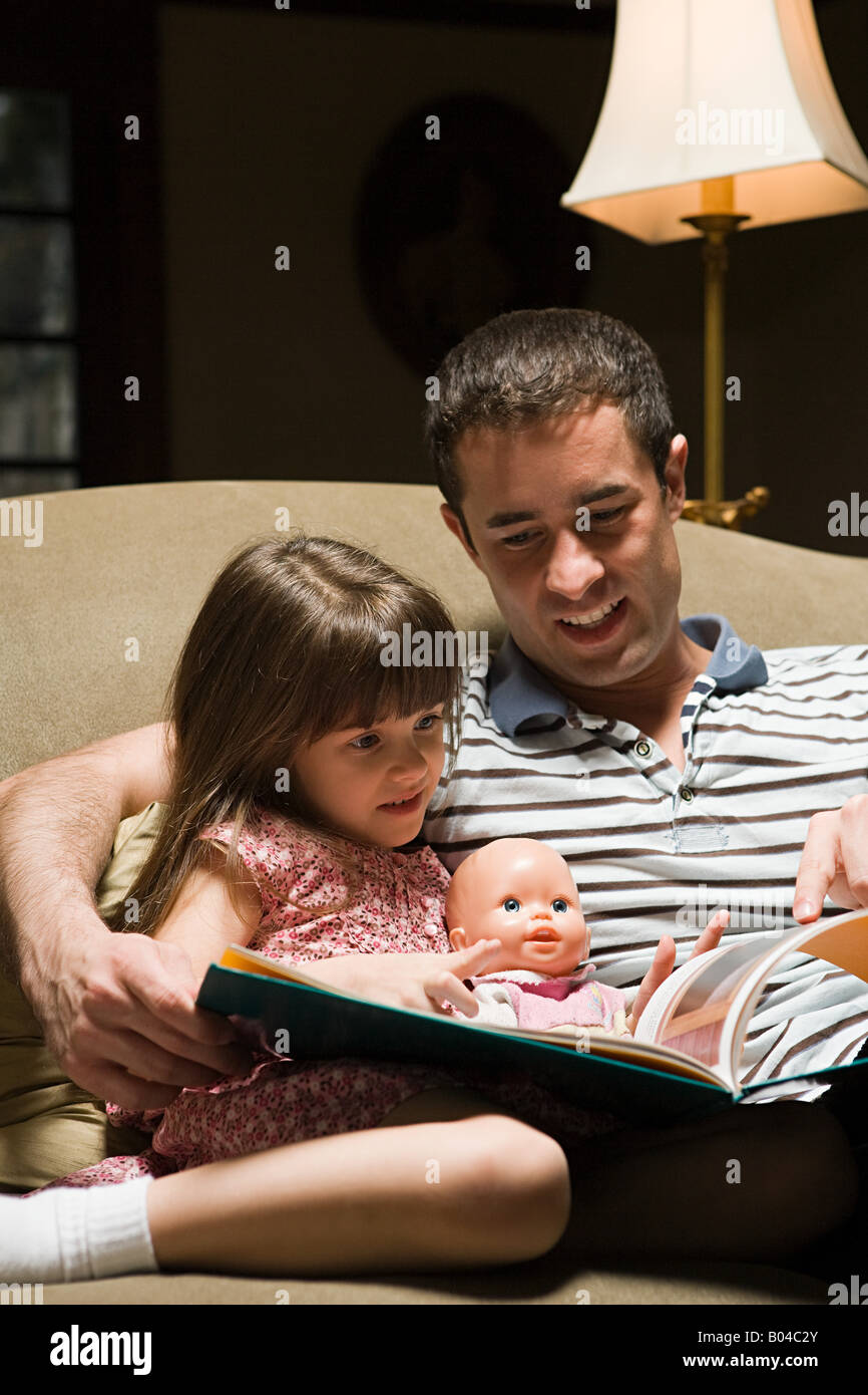 Padre e figlia la lettura di un libro Foto Stock