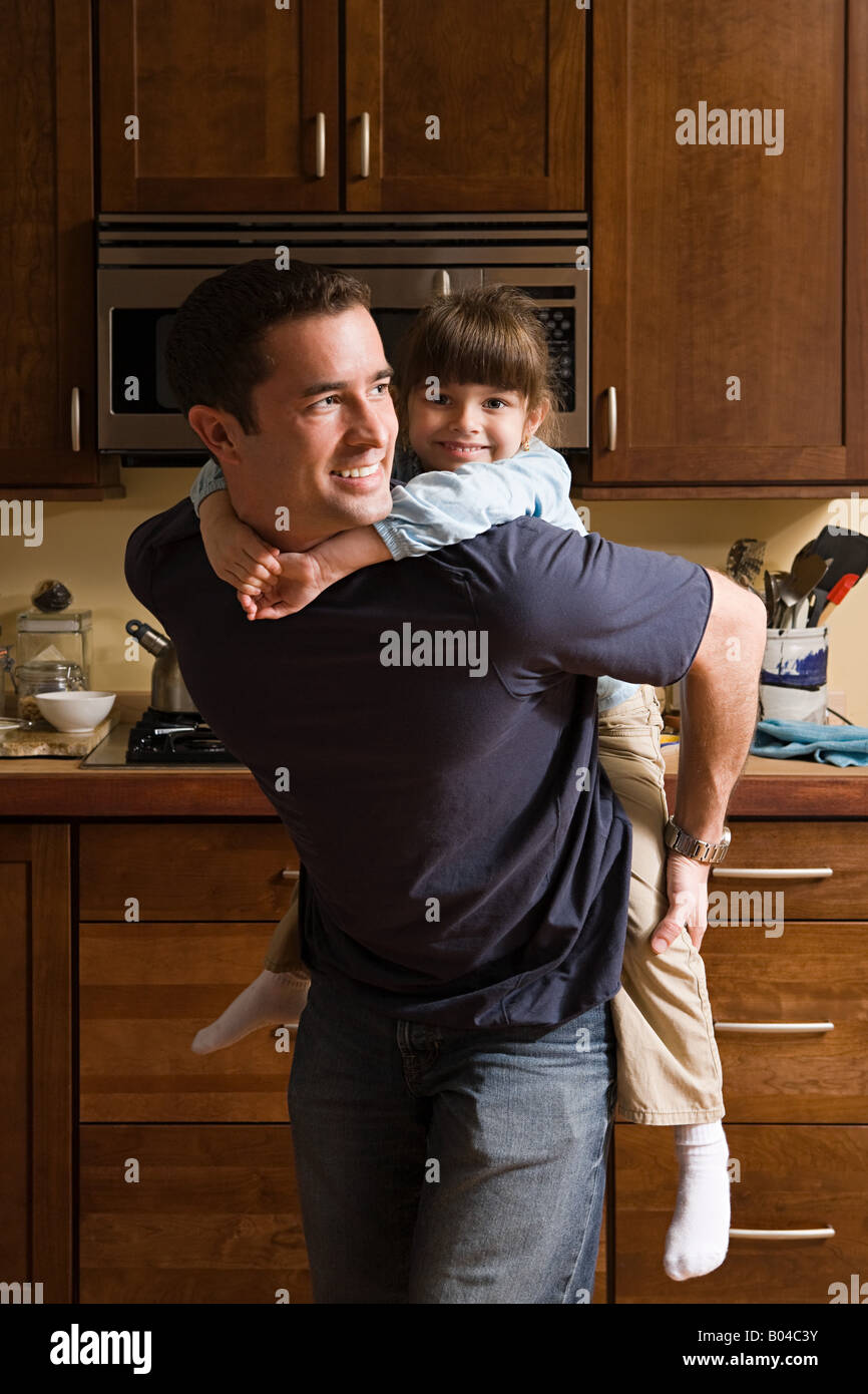 Un padre da sua figlia un piggyback Foto Stock