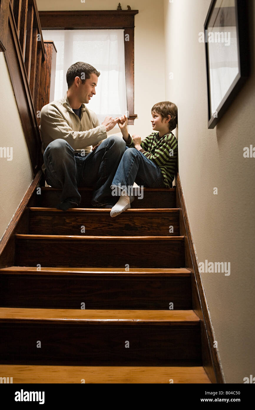 Un padre e figlio giocando a un gioco Foto Stock