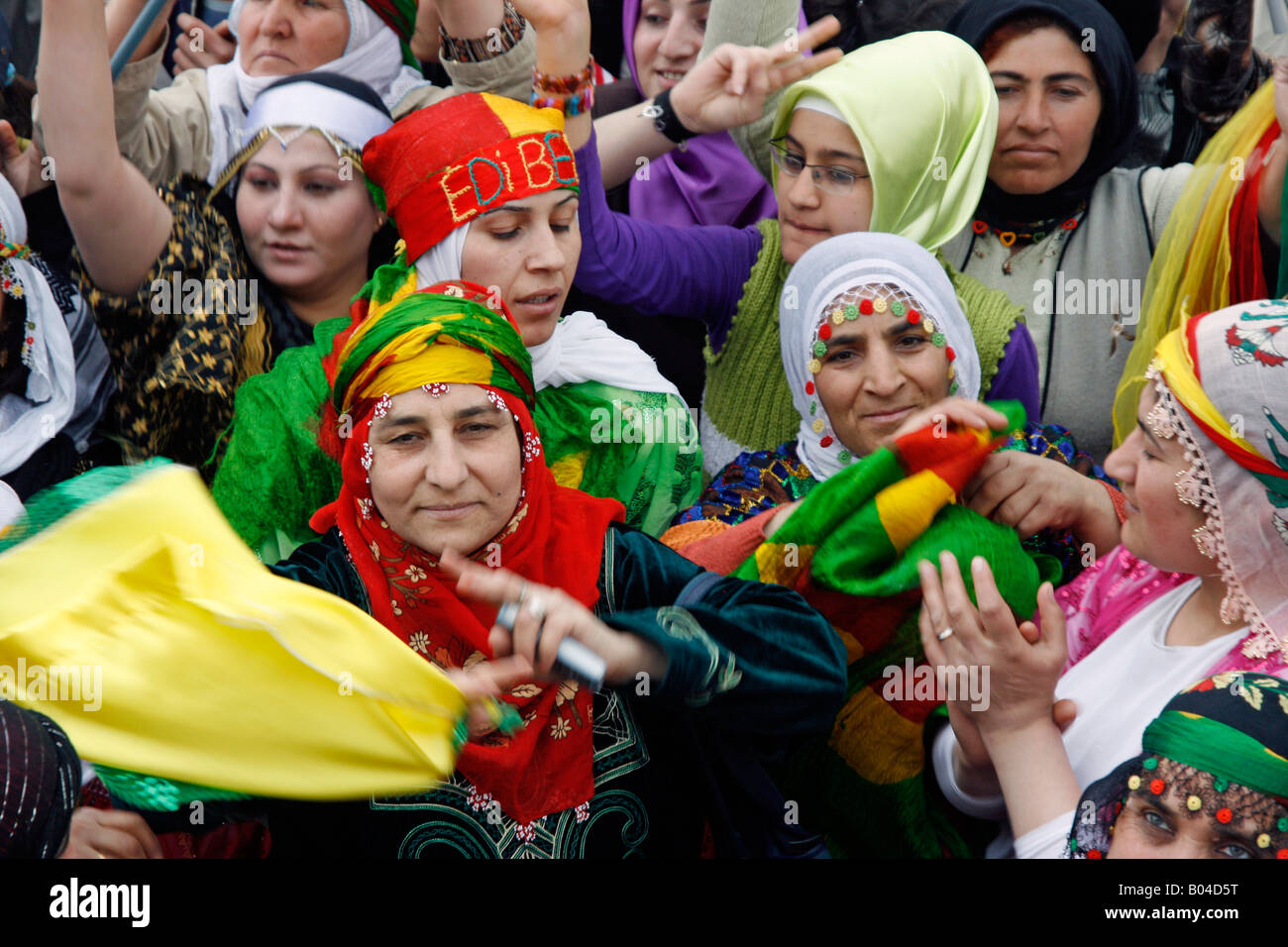 Donne attiviste indossare colori curda rosso giallo e verde il canto e gridare slogan all annuale rally Newroz a Diyarbakir Foto Stock