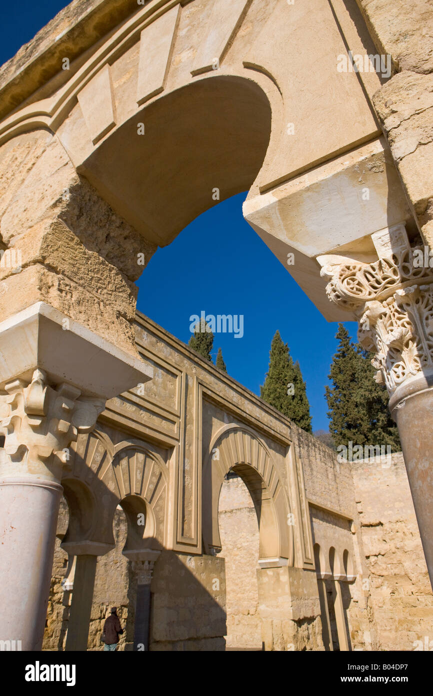 Gli archi e le colonne dell'Edificio basilicale Superior (Basilica Superiore edificio), Medina Azahara, provincia di Cordoba Foto Stock