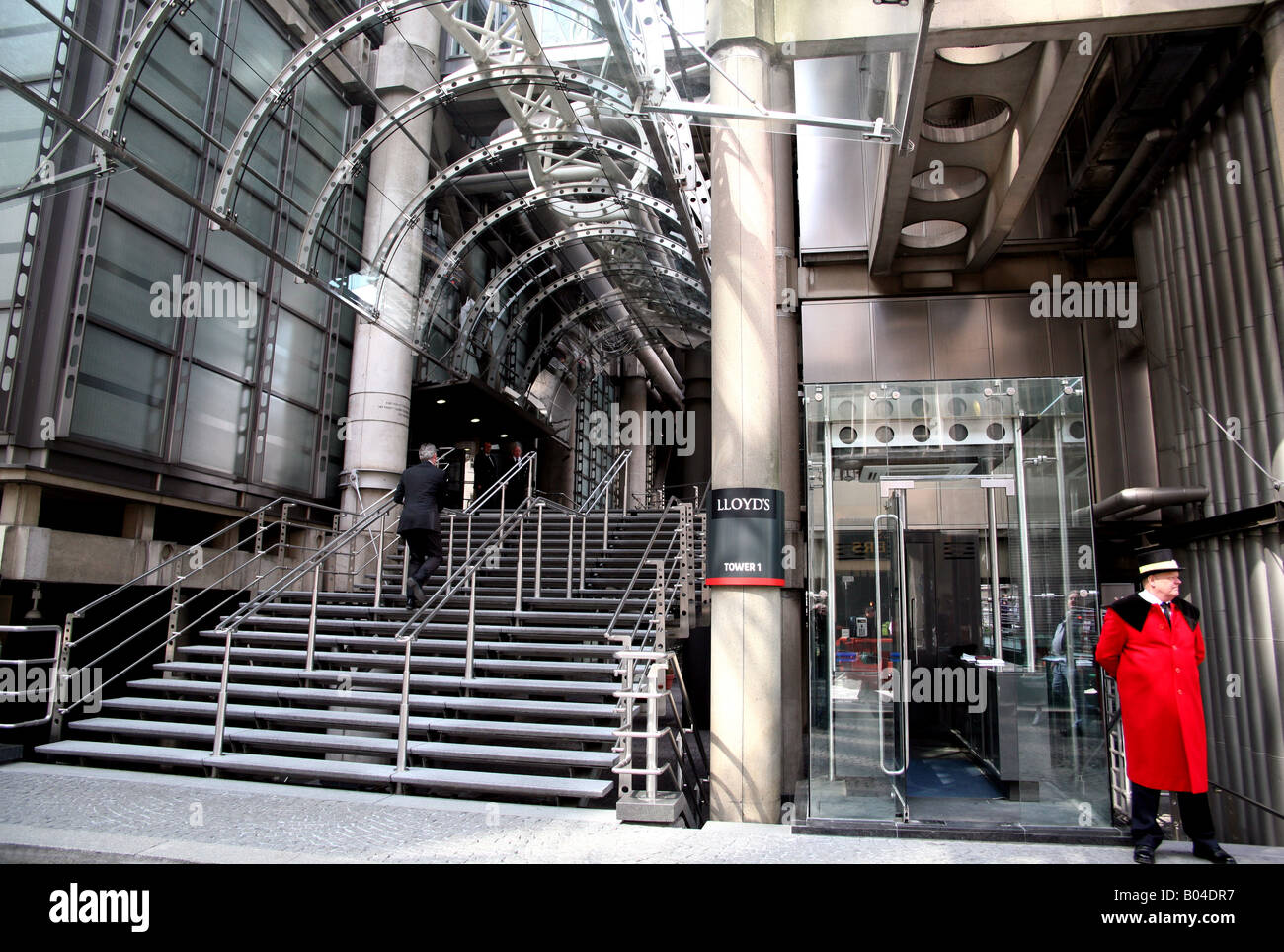 Il portiere in servizio al di fuori di entrata di Lloyds edificio nella città di Londra Foto Stock