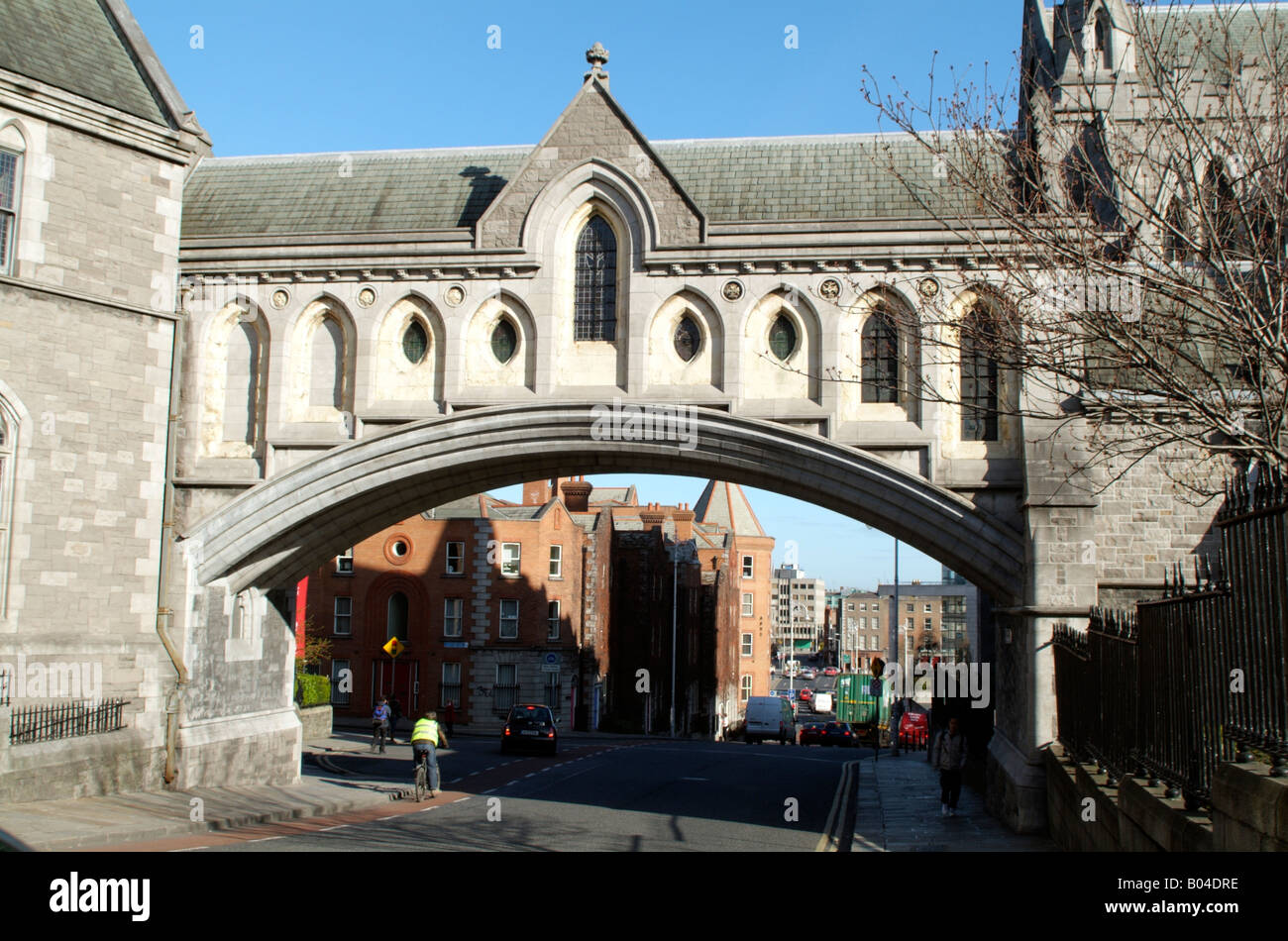 Ponte storico dalla Cattedrale di Cristo per il Sinodo Fomer Hall di Dublino in Irlanda il ponte è stato costruito negli anni settanta Foto Stock