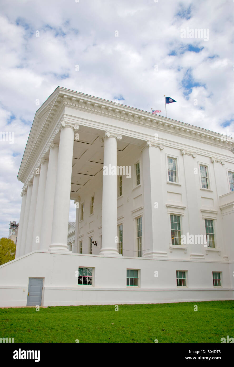 Virginia State Capitol Richmond // RICHMOND, Virginia, Stati Uniti — il Virginia State Capitol, un capolavoro architettonico progettato da Thomas Jefferson, situato a Richmond. Questo edificio storico, completato nel 1788, funge da sede dell'Assemblea generale della Virginia. È un punto di riferimento importante e un simbolo della storia legislativa dello stato. Foto Stock