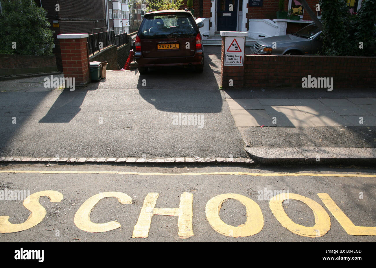 School Road marcature sulla strada di Londra Foto Stock
