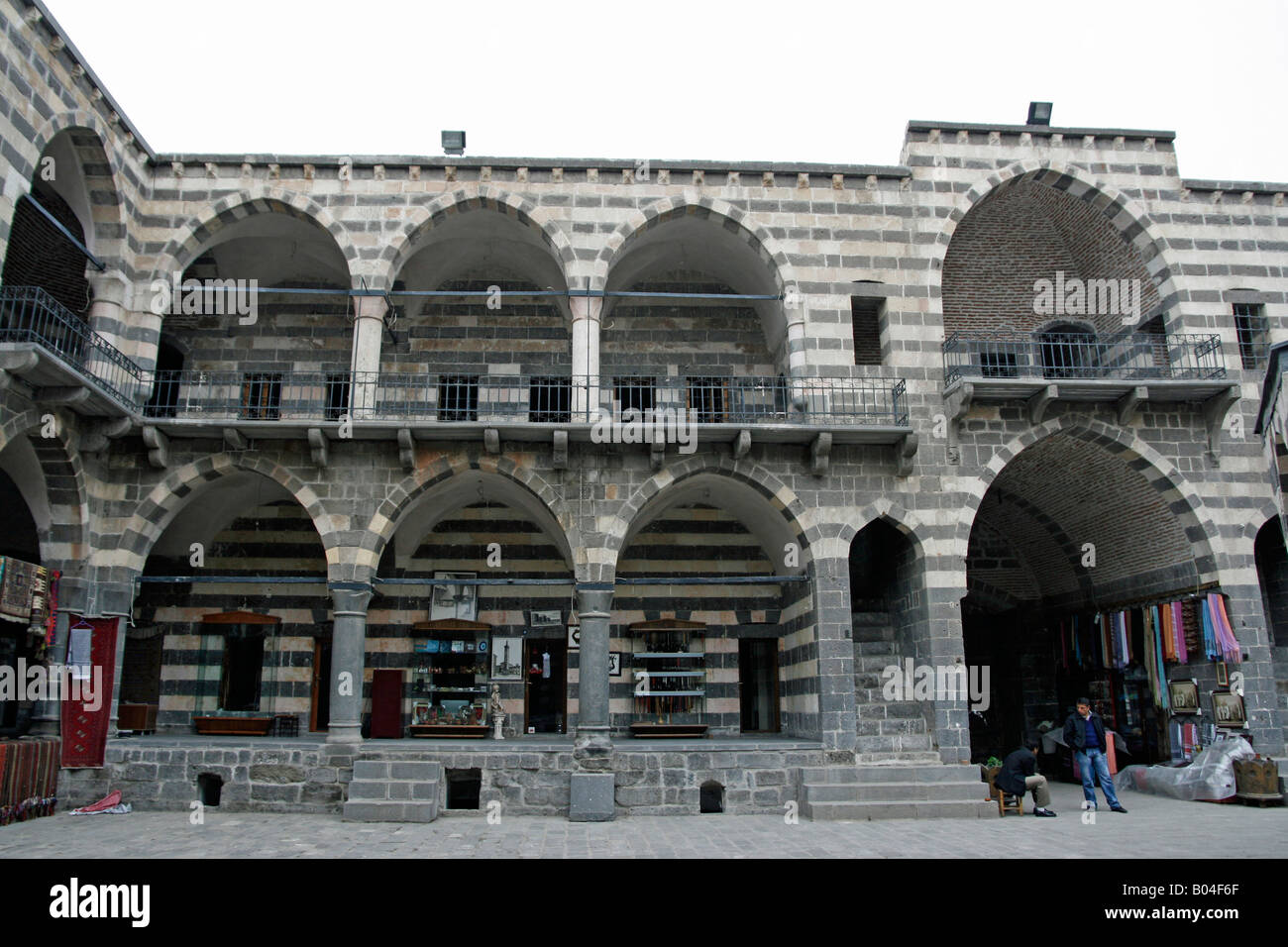 Il Hasan Pasha Hani un caravanserai che ora ospita negozi di souvenir Diyarbakir Turchia Foto Stock