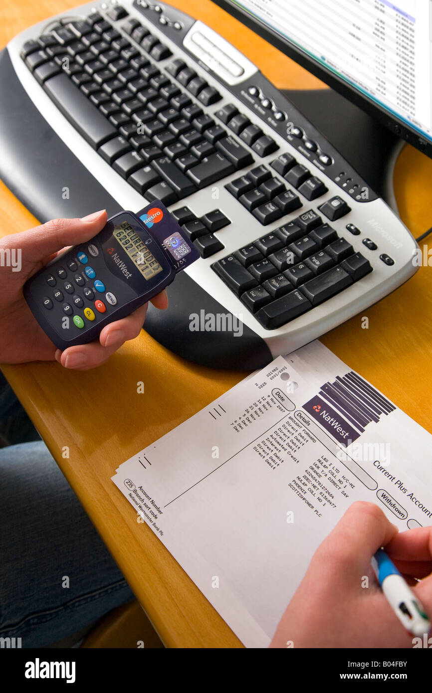 On-line banking carta di sicurezza e di istruzione di banca controllo Foto Stock