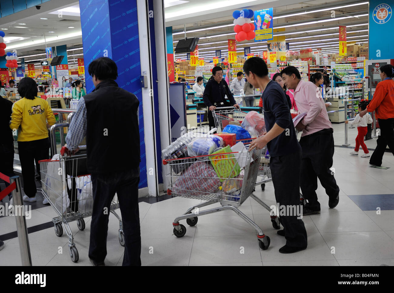 I consumatori cinesi acquisti in un supermercato Carrefour a Beijing in Cina 23 Apr 2008 Foto Stock