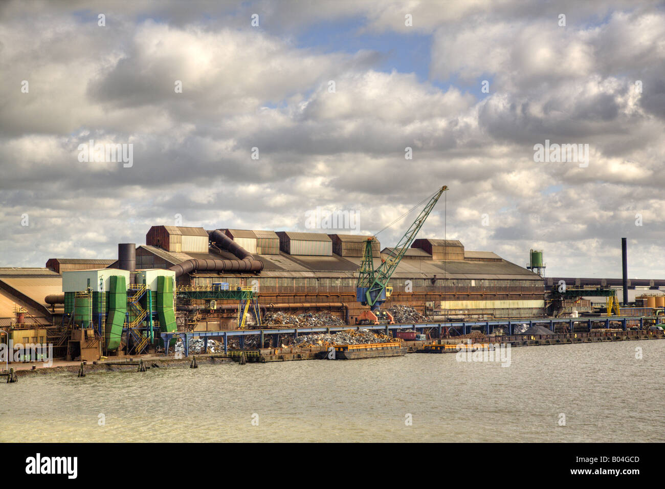 Acciaieria lungo il fiume Noord in Alblasserdam, Olanda Foto Stock