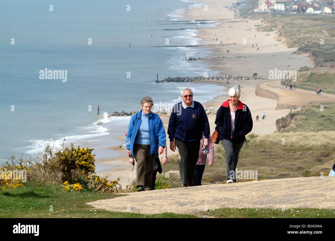 I turisti a piedi la costa del Dorset in testa Hengistbury Inghilterra meridionale Foto Stock