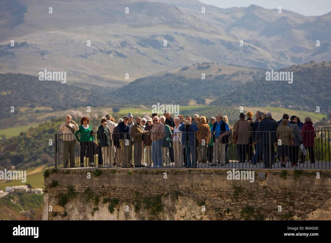 I turisti si sono riuniti presso il Mirador de Aldehuela sul bordo del El Tajo Gorge e Rio Guadalevin (Fiume) nella città di Ronda Foto Stock