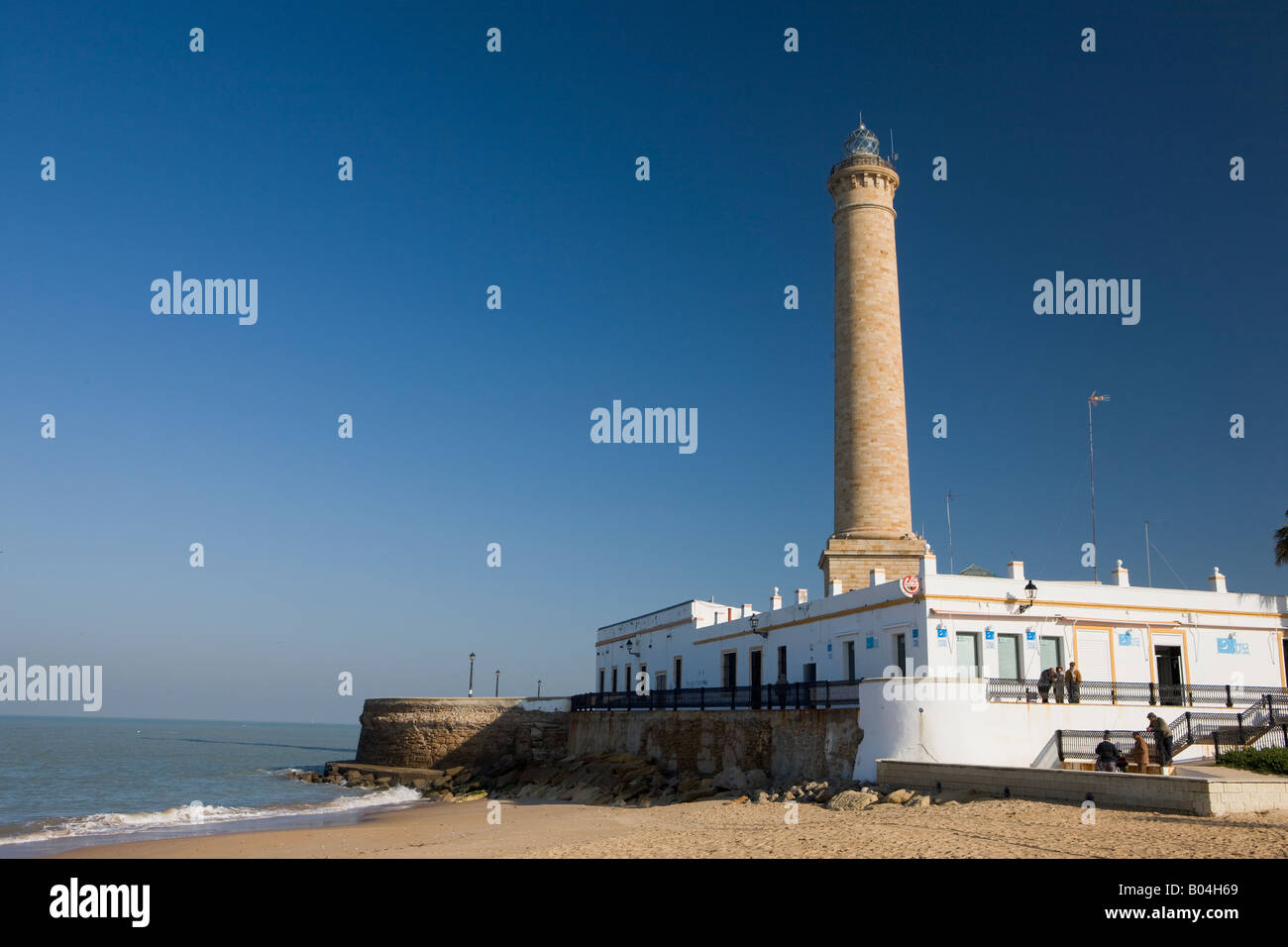 Torre faro, Punta del Perro nella città di Chipiona, visto da Playa de Regla (spiaggia), Costa de la Luz, Provincia di Cadice Foto Stock
