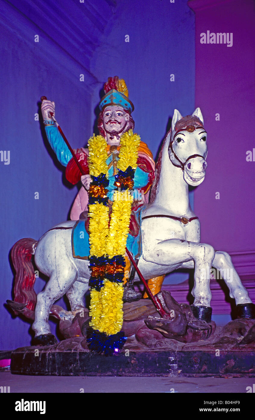 Il Kerala India statua di San Giorgio che uccide il drago Foto Stock