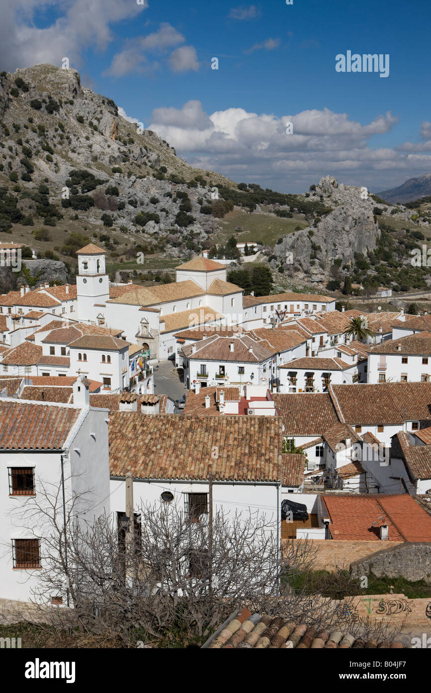 Villaggio bianco di Grazalema in Sierra del Endrinal e vicino al Parco Naturale della Sierra de Grazalema lungo la Ruta de los Almoravides Foto Stock