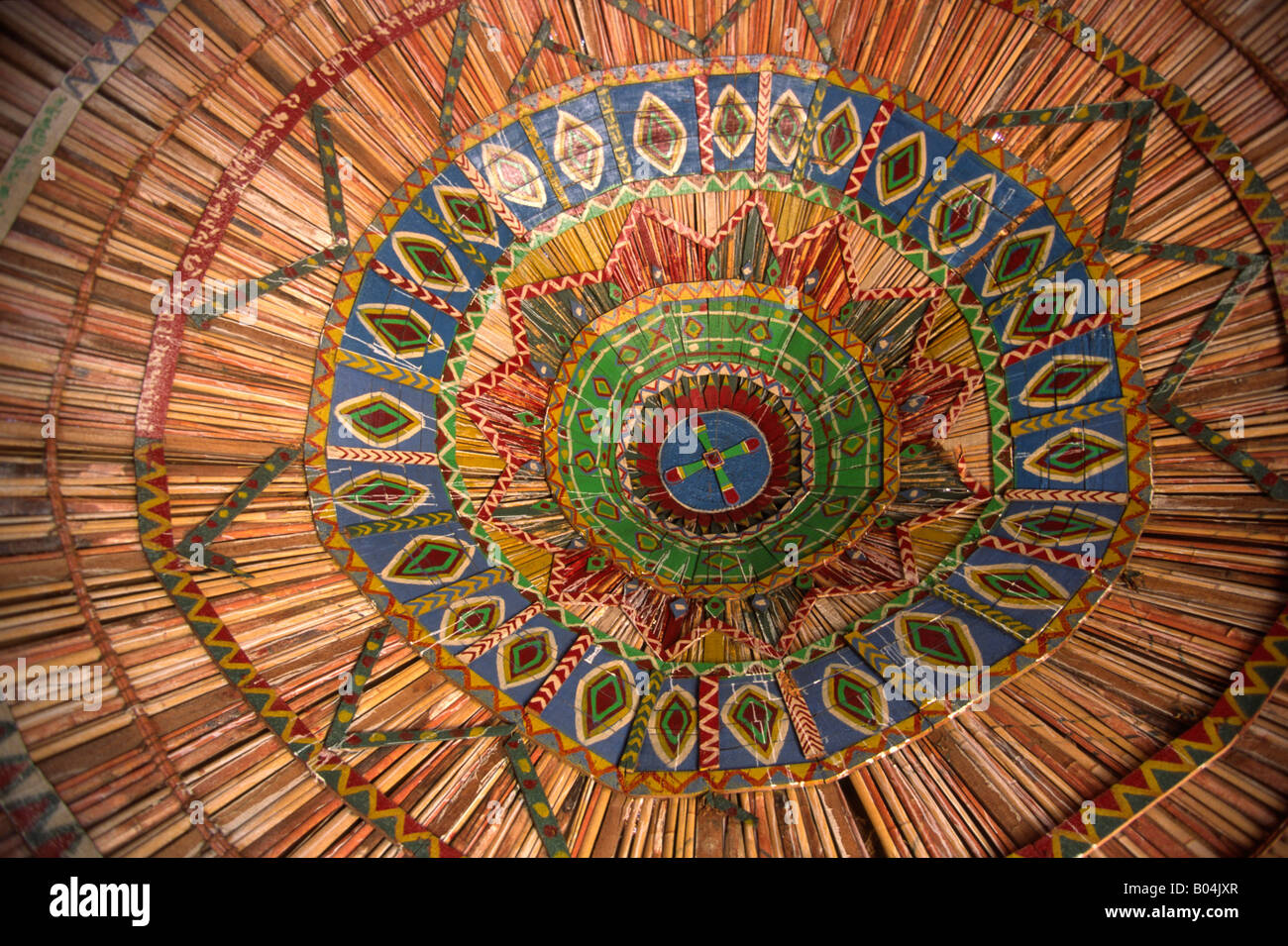 India Rann di Kutch Gujerat Banni decorata area tetto di Raisi Putra villaggio Mussulmano hut Foto Stock