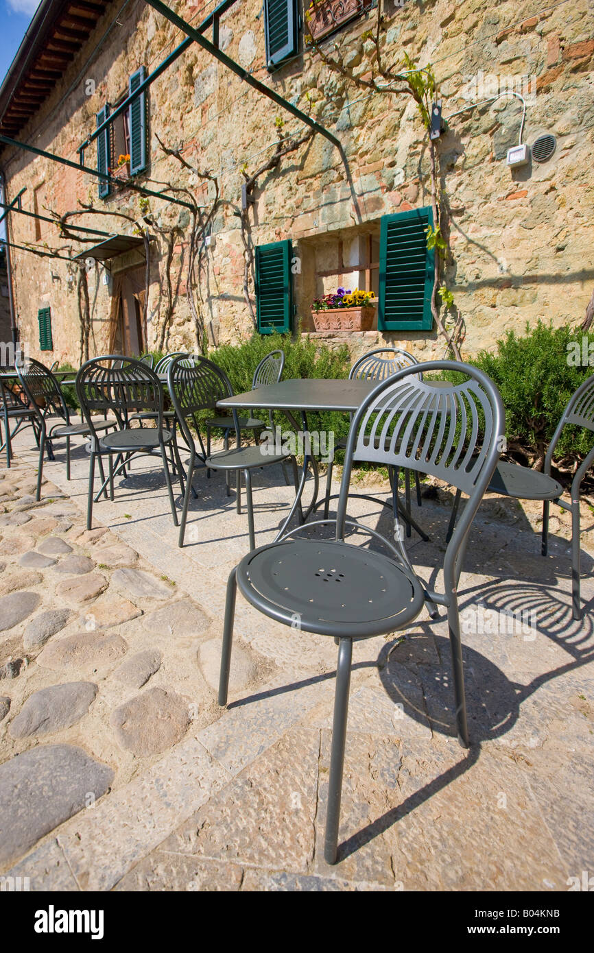 Outdoor Cafe posti a sedere in Piazza Roma nel comune di Monteriggioni, in provincia di Siena, Regione Toscana, Italia, Europa. Foto Stock