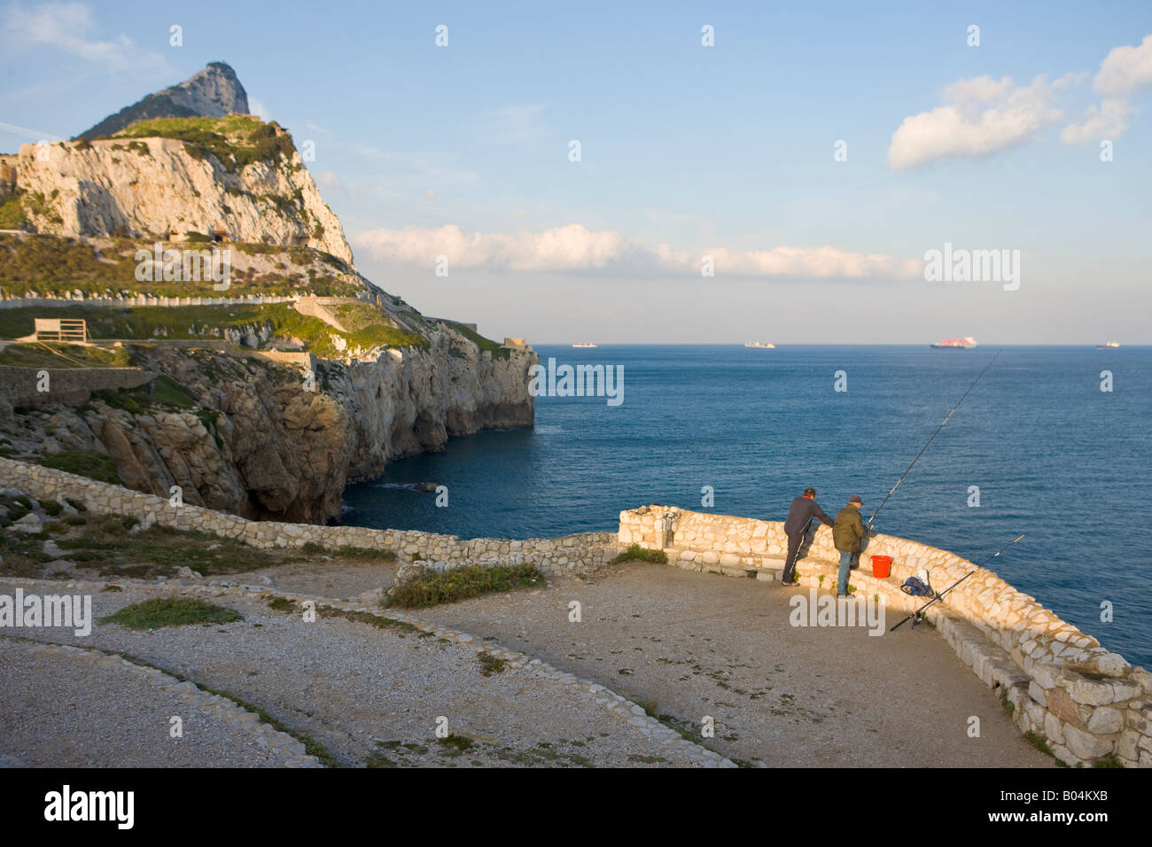 Persone di pesca nel Mar Mediterraneo da una parete a Europa Point, Gibilterra, Costa de la Luz, la Gran Bretagna, l'Europa. Foto Stock