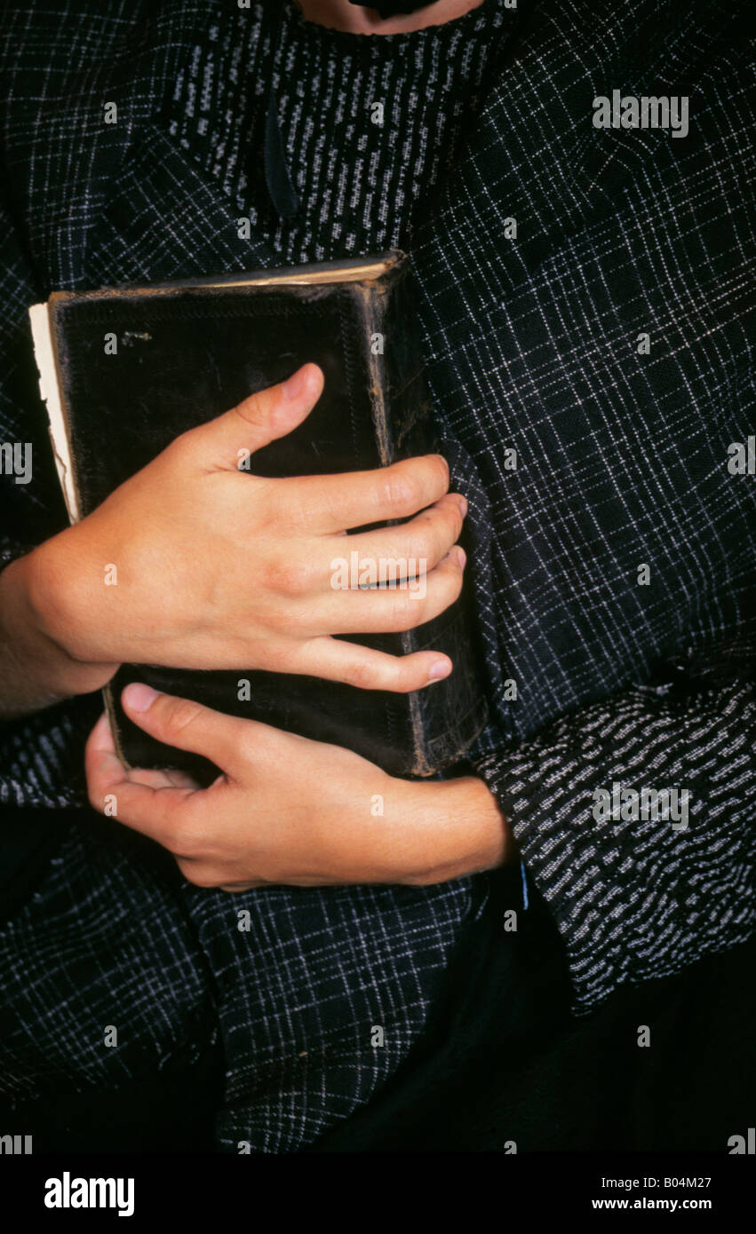 Un Amana donna frizioni a Santa Bibbia nelle principali città Amana nell'Amana colonie nel paese di fattoria di Iowa Foto Stock