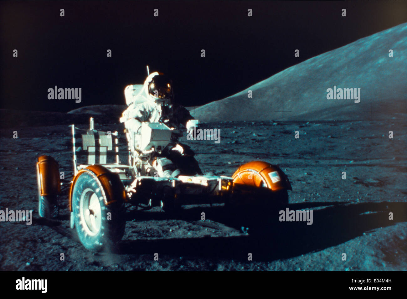 Astronauta Eugene Cernan alla guida del Moon Buggy Apollo 17 - Prima attività extraveicolare Foto Stock