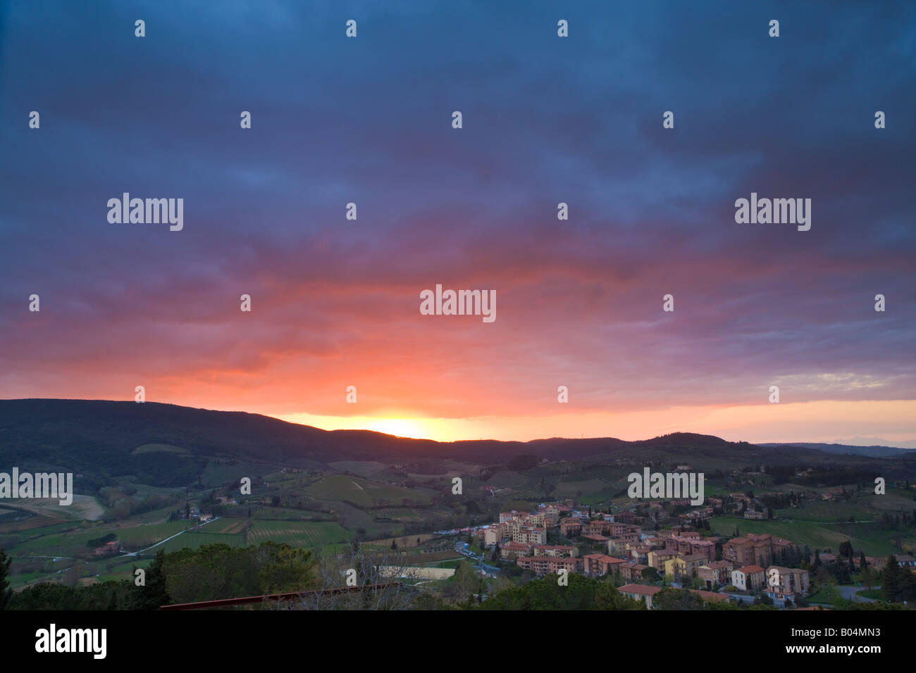 Tramonto sul paesaggio che circonda la città di San Gimignano, Sito Patrimonio Mondiale dell'UNESCO, provincia di Siena, Regione Toscana Foto Stock