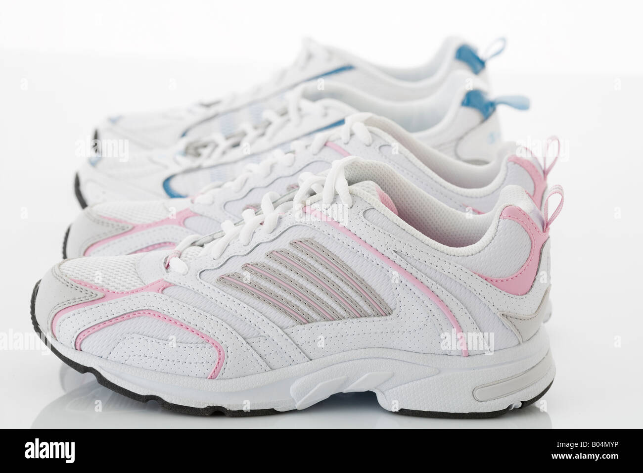 Due coppie di sneakers in esecuzione. Foto Stock