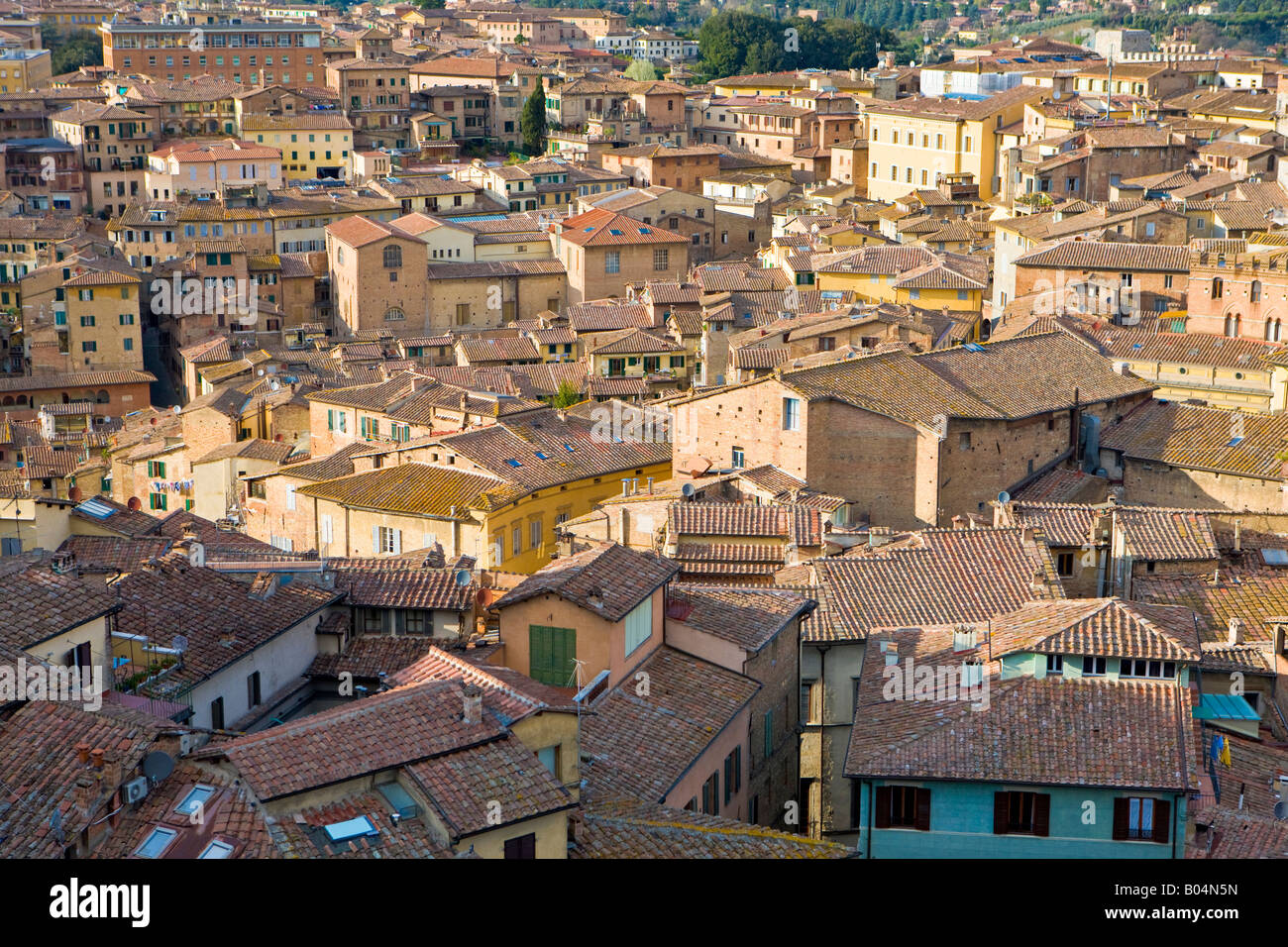 Vista dalla facciata incompiuta navate del Duomo sui tetti nel vecchio centro storico della città di Siena Foto Stock