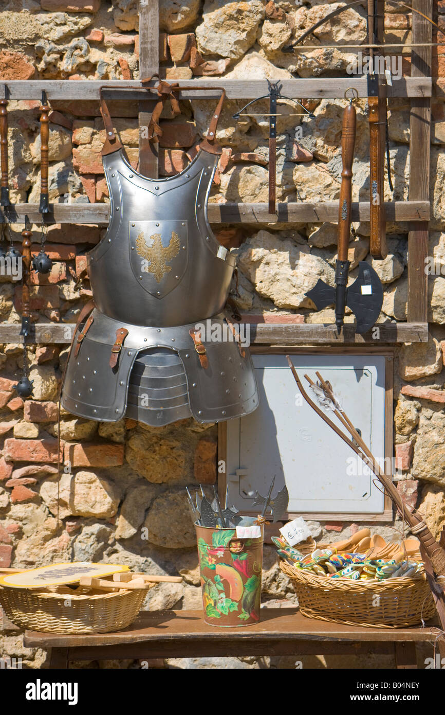 Strato di armatura sul display al di fuori di un negozio in Piazza Roma, città di Monteriggioni, in provincia di Siena, Regione Toscana. Foto Stock