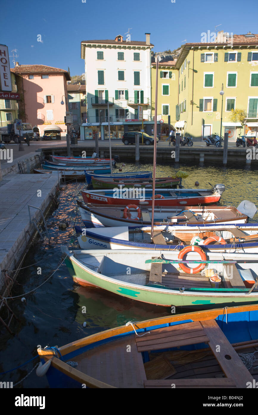 Piccole imbarcazioni in un porto lungo il lago di Garda waterfront nel comune di Torbole, in provincia di Trento, Regione Trentino Alto Adige Foto Stock