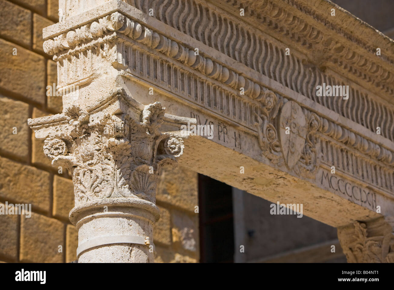 I dettagli delle colonne del bene in Piazza Pio II, nel centro storico di Pienza, un sito Patrimonio Mondiale dell'UNESCO Foto Stock