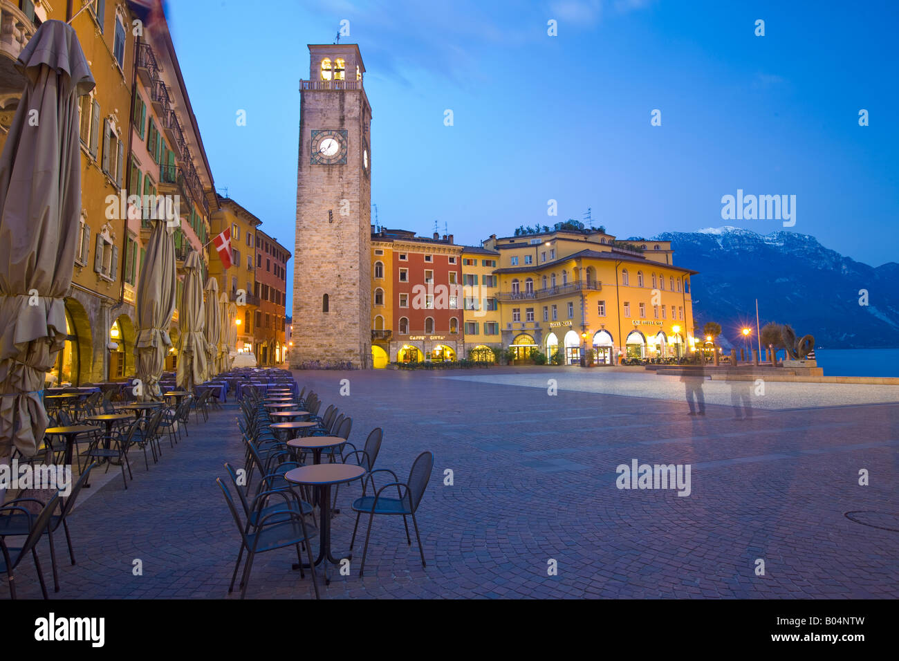 Crepuscolo lungo il lago di Garda Waterfront nella cittadina di Riva del Garda, in provincia di Trento, Trentino Alto Adige, l'Europa. Foto Stock