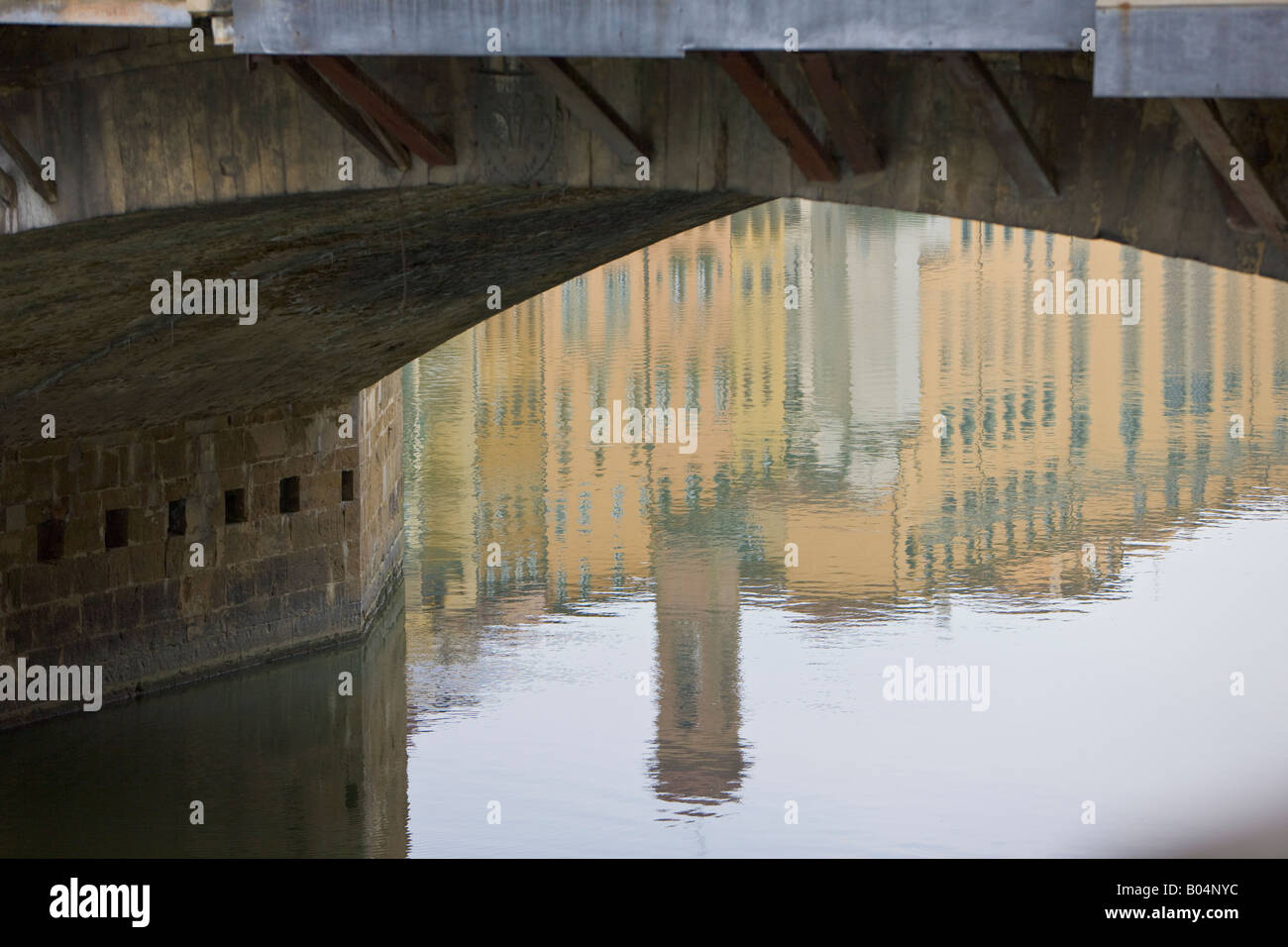 Riflessioni sul fiume Arno al di sotto del Ponte Vecchio (ponte), la città di Firenze, un sito Patrimonio Mondiale dell'UNESCO Foto Stock