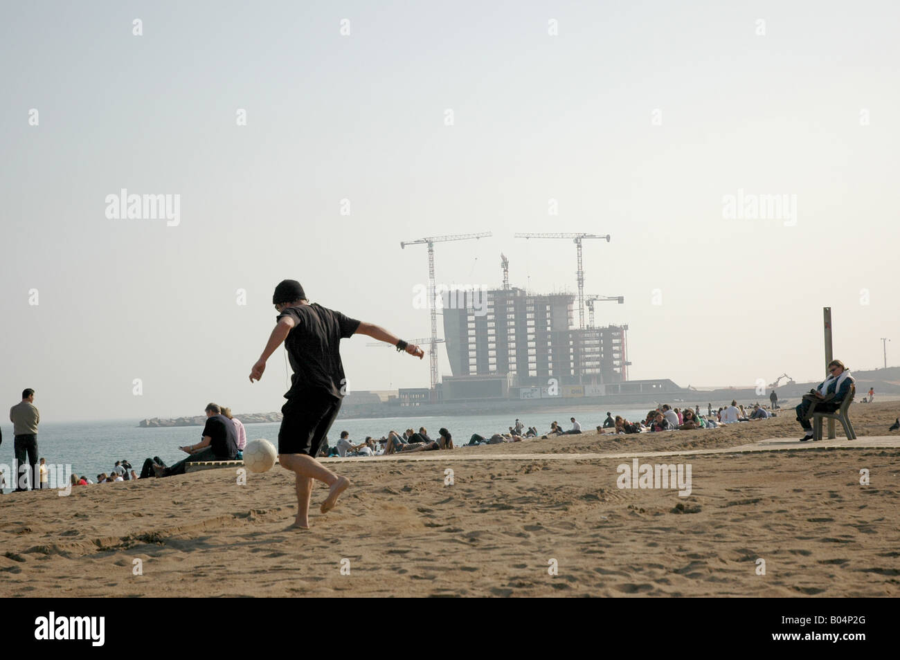 Strand spiaggia sands strand Fussball Spielen calcio giochi play Sport sport Mann uomo sabbia sabbia Foto Stock