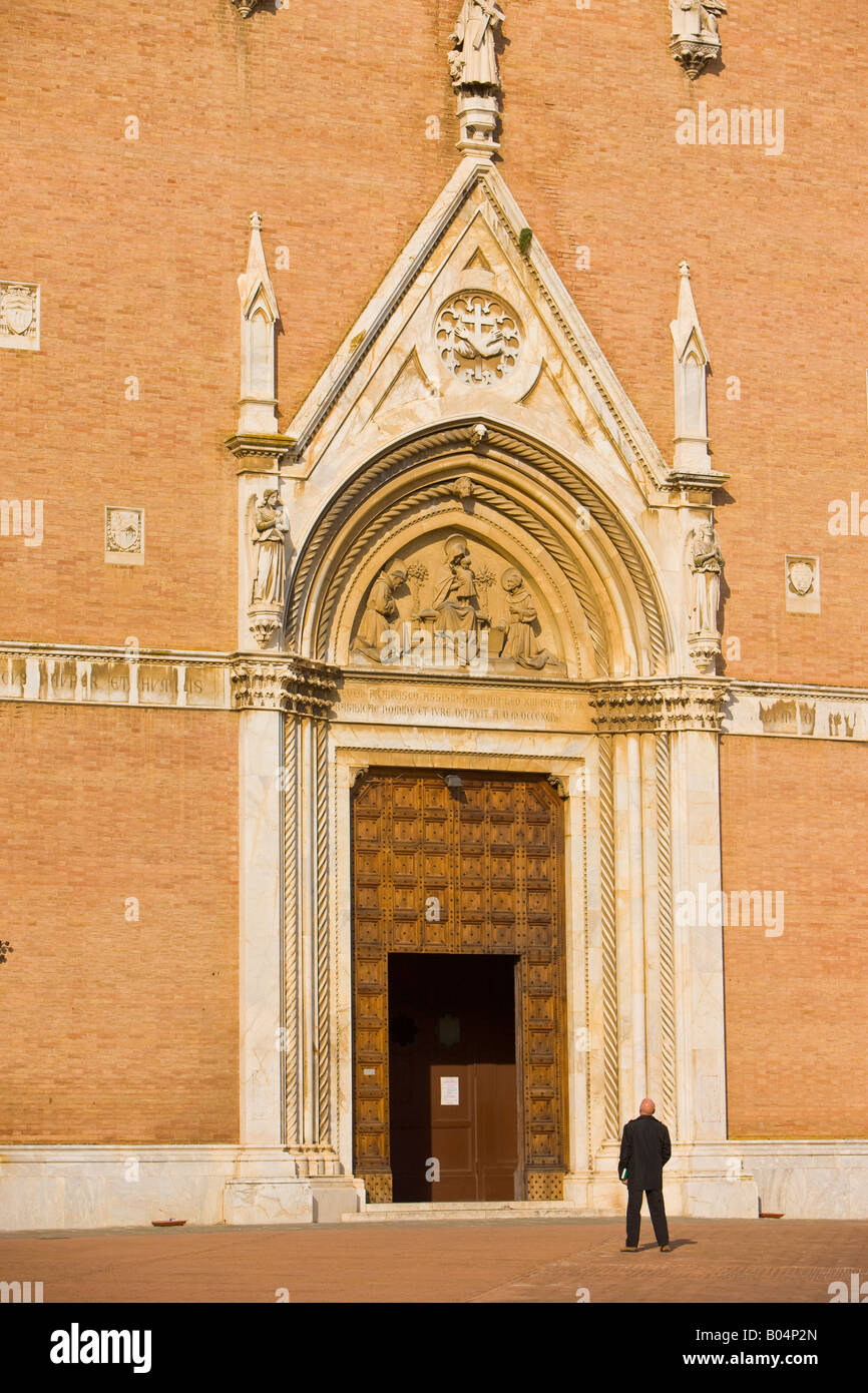Porta di ingresso alla Basilica di San Francesco (chiesa) nella città di Siena e Provincia di Siena, Regione Toscana, Italia, Europa. Foto Stock