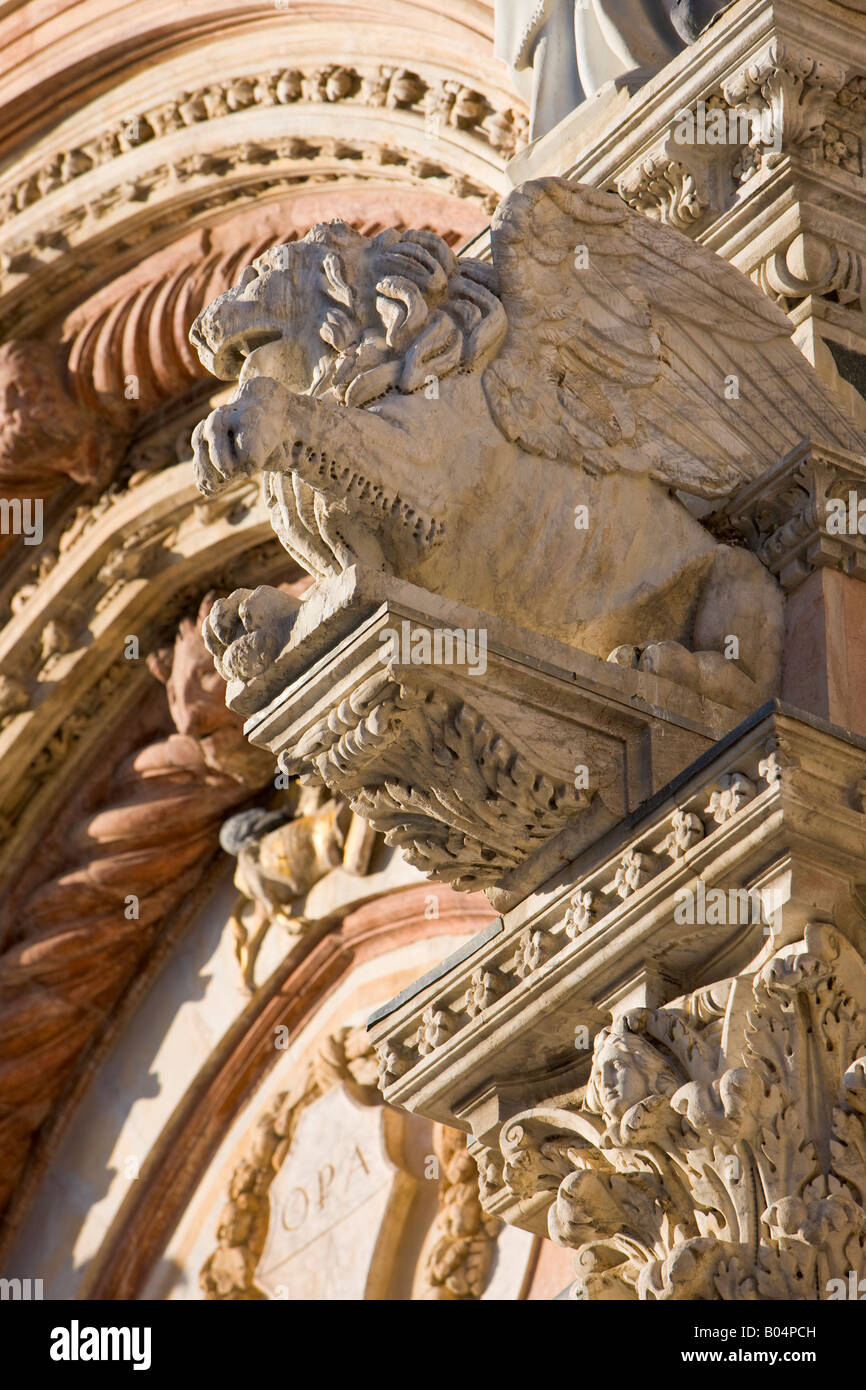 Dettagli della facciata del Duomo di Siena nel centro storico della città di Siena, un sito Patrimonio Mondiale dell'UNESCO Foto Stock