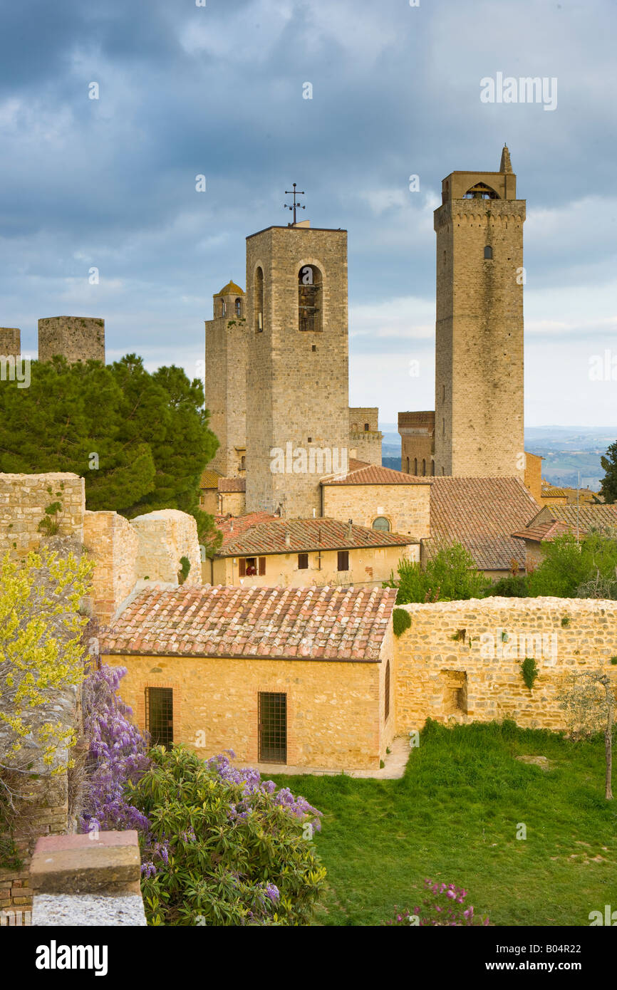 Vista dalle pareti delle torri nel centro storico di San Gimignano, un sito Patrimonio Mondiale dell'UNESCO, al tramonto Foto Stock