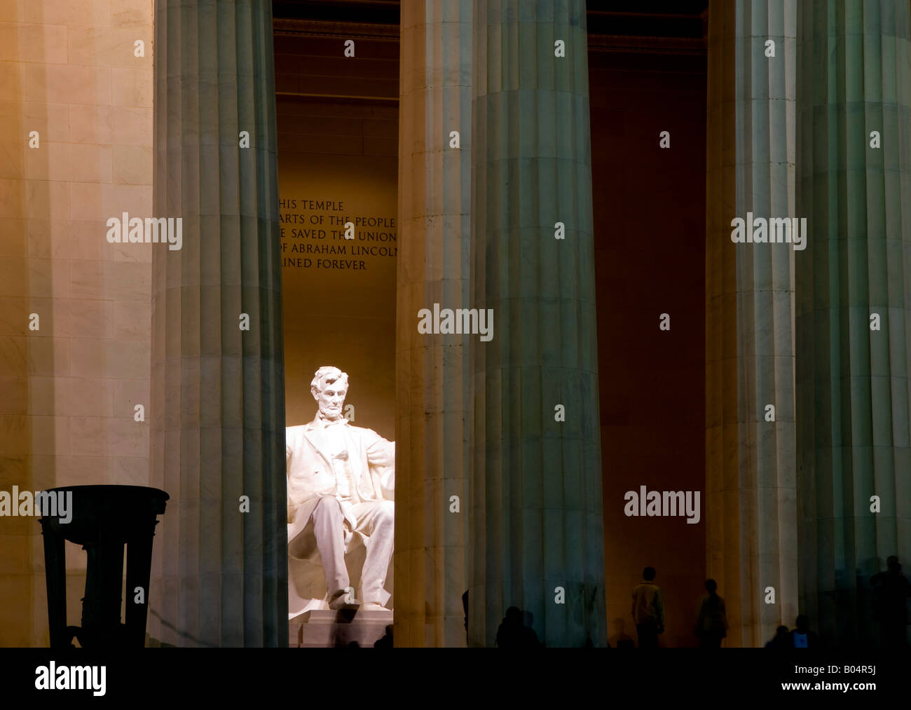 WASHINGTON DC, Stati Uniti d'America - La statua di Abraham Lincoln è visto attraverso le colonne del Lincoln Memorial di notte. Foto Stock