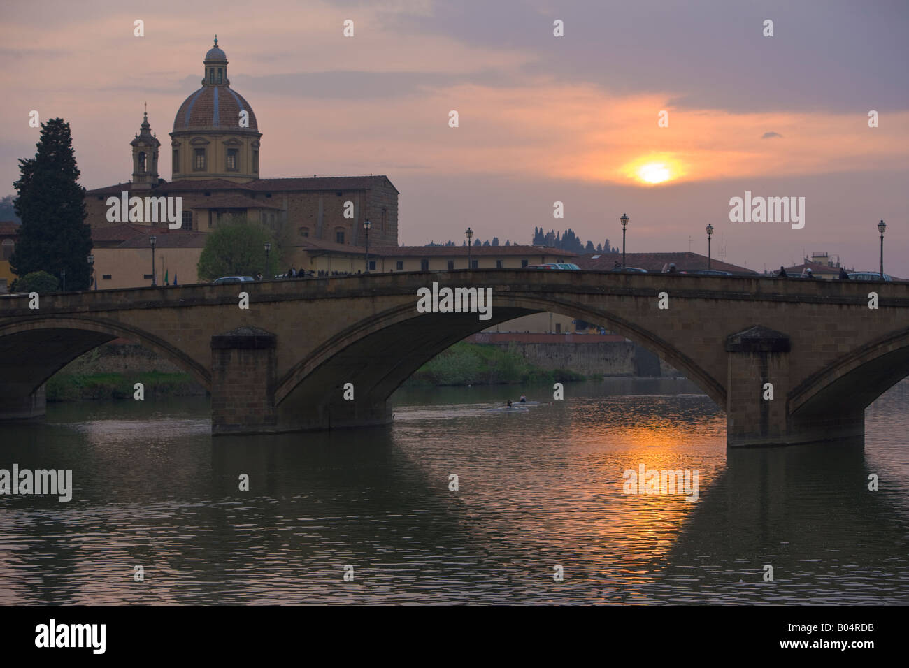 Tramonto sul Ponte alla Carraia (ponte) che attraversa il fiume Arno nella città di Firenze, un sito Patrimonio Mondiale dell'UNESCO Foto Stock
