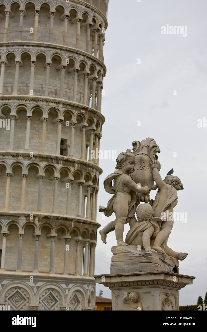 Alla famosa Torre Pendente di Pisa e una statua in Piazza del Duomo (Campo dei Miracoli), un sito Patrimonio Mondiale dell'UNESCO, la città di Pisa Foto Stock