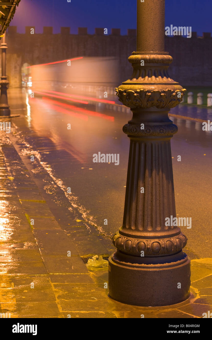 Base di una lampada posta in Piazza del Duomo (Campo dei Miracoli) durante la pioggia pesante, Sito Patrimonio Mondiale dell'UNESCO, la città di Pisa Foto Stock