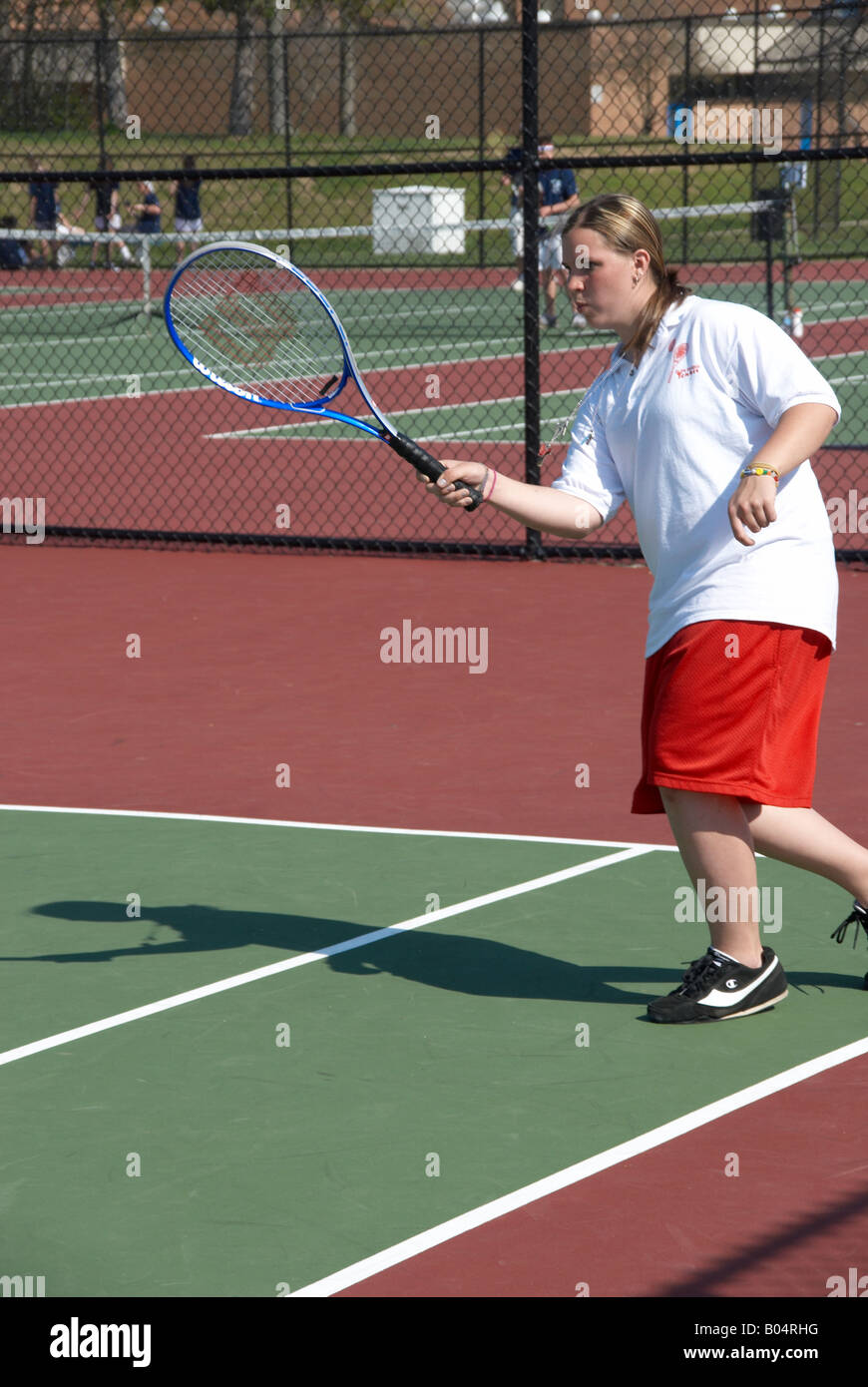 Ragazza adolescente giocando a tennis Foto Stock