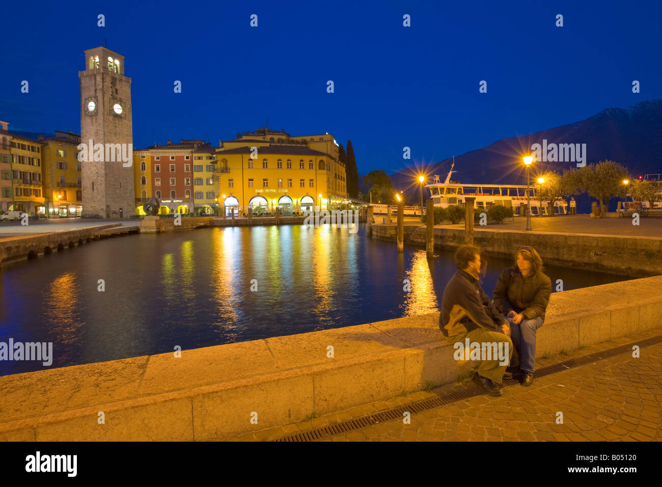 Crepuscolo lungo il lago di Garda Waterfront nella cittadina di Riva del Garda, in provincia di Trento, Trentino Alto Adige, l'Europa. Foto Stock