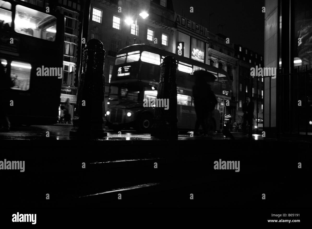 Autobus numero 15 sullo Strand, Londra Foto Stock