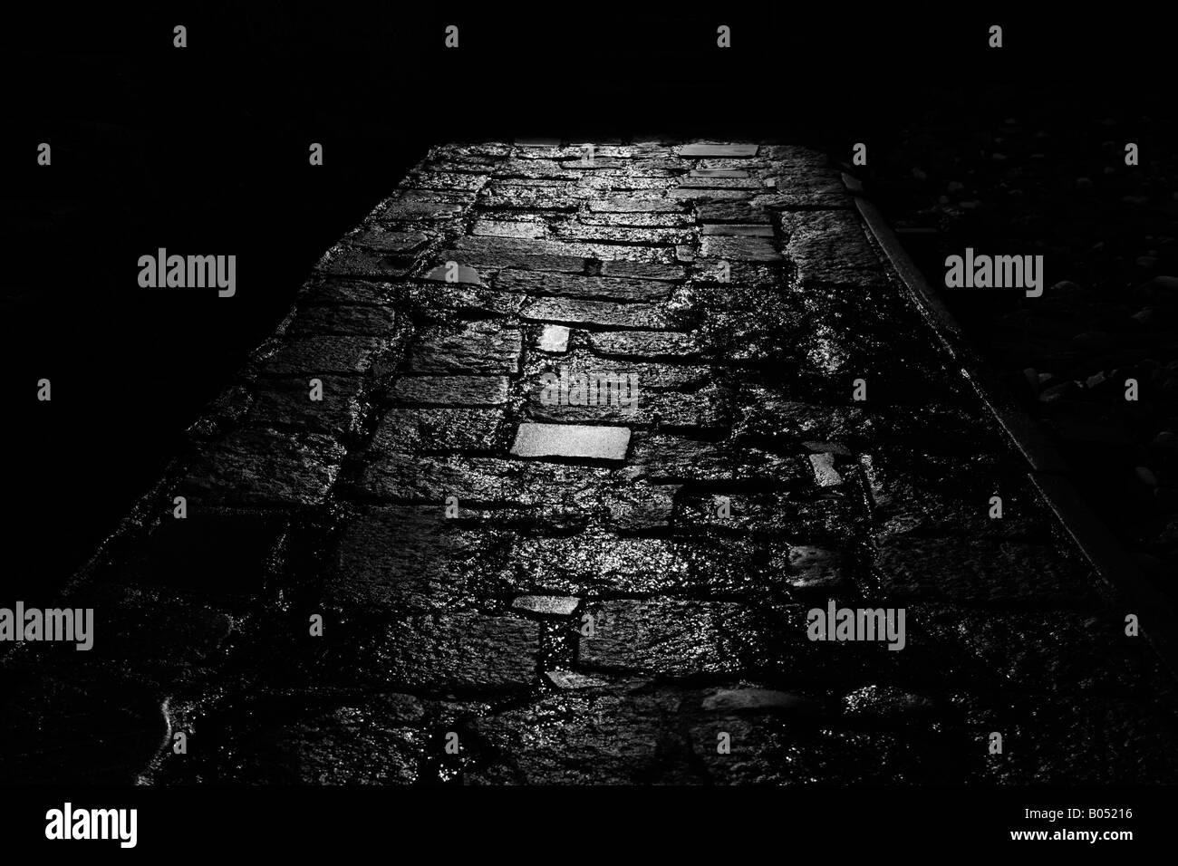 Ciottoli sul Tamigi foreshore a Wapping Old Scale, Wapping, Londra Foto Stock