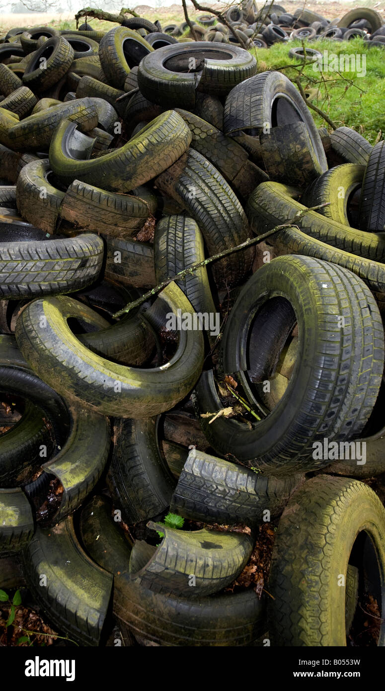 Illegale di dumping pneumatico vicino a Redditch in Worcestershire, un'altra causa di inquinamento ambientale a Nature spese. Foto Stock