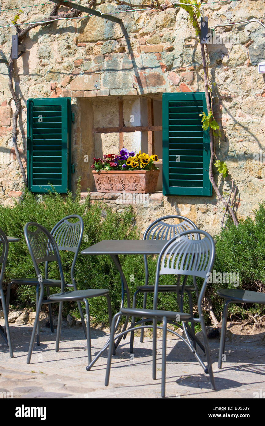 Outdoor Cafe posti a sedere in Piazza Roma nel comune di Monteriggioni, in provincia di Siena, Regione Toscana, Italia, Europa. Foto Stock