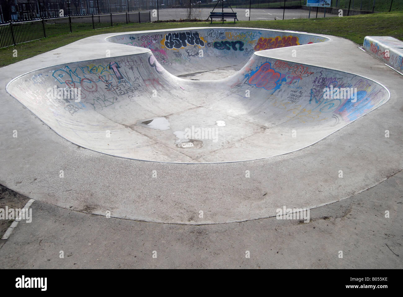Graffiti Skateboard skatepark tags tagging arte spraycan adolescenti pattinatori urbano curva liscia Foto Stock