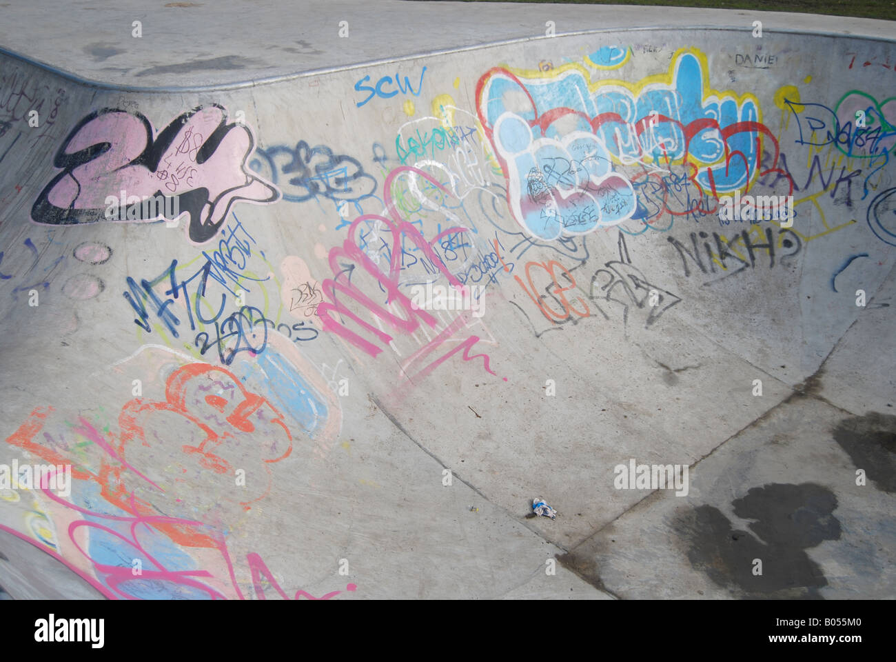Gang Graffiti Skateboard skatepark tags tagging arte spraycan adolescenti pattinatori urbana Foto Stock